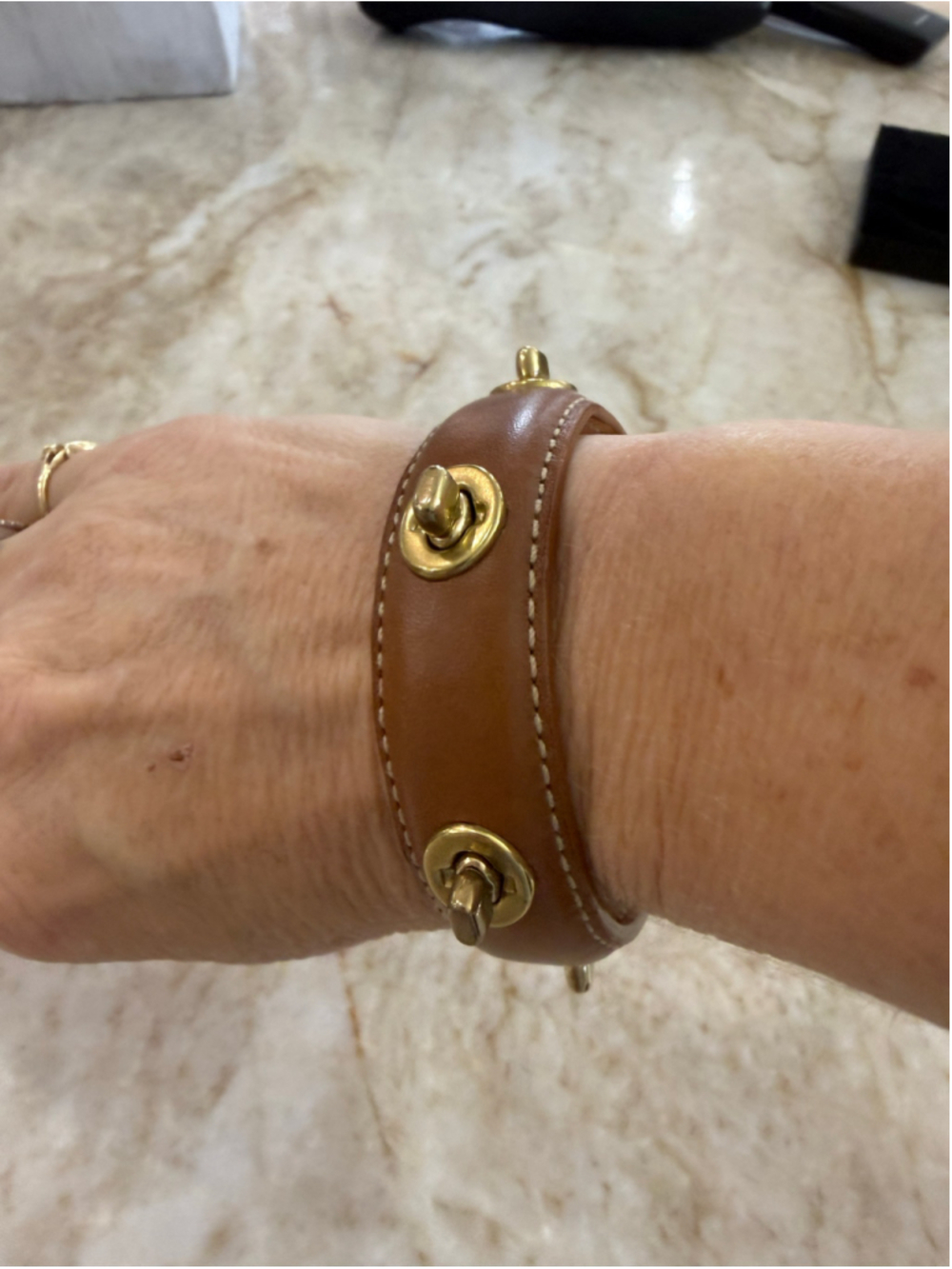 Authentic Coach Saddle Brown Leather Turnlock Bangle Bracelet Gold Hardware⁠
Des
